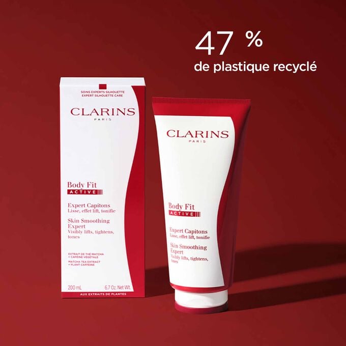 Plan produit de la crème raffermissante pour le corps qui met en valeur son emballage, fabriqué à partir de 47 % de plastique recyclé