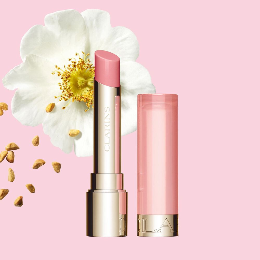 Le baume Lip Oil nourrissant Clarins rehausse les lèvres d’un fini rose miel subtil