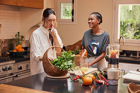 Visuel mode de vie de deux femmes mangeant des fruits